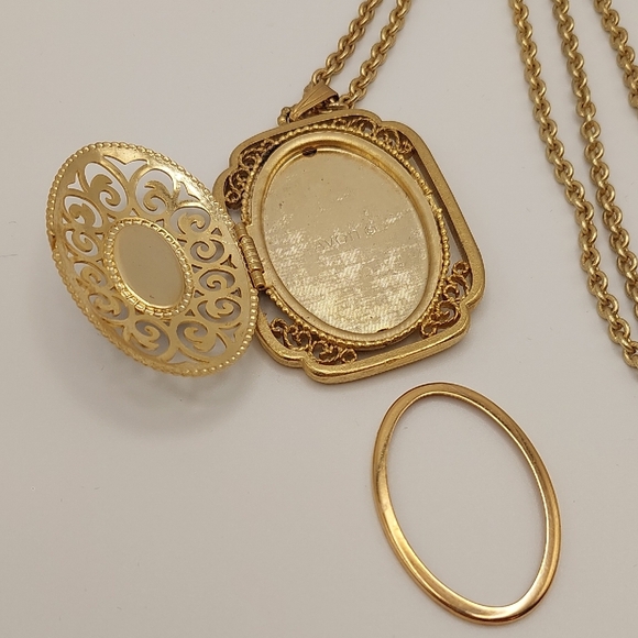 Avon 70's 'Yesteryear' Gold-Tone Photo Locket Necklace Blue Stone Pendant EVC - Picture 12 of 17